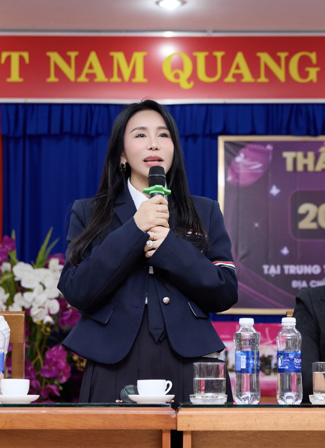 Quất đồ hiệu theo lô kiểu Mailisa: Một mẫu sơmi chốt luôn vài trăm cái, váy có tới cả nghìn chiếc- Ảnh 18. Quất đồ hiệu theo lô kiểu Mailisa: Một mẫu sơmi chốt luôn vài trăm cái, váy có tới cả nghìn chiếc- Ảnh 18.