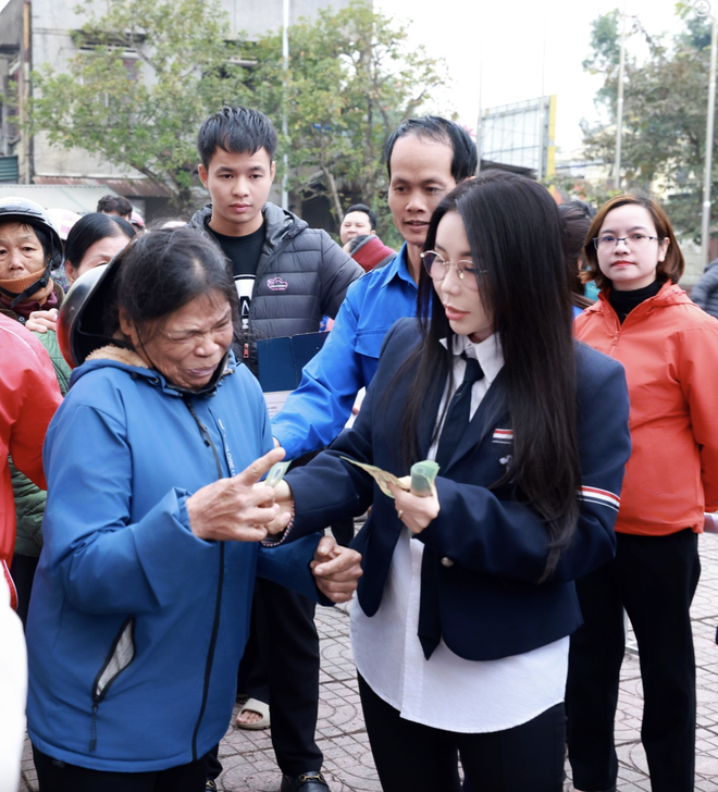 Quất đồ hiệu theo lô kiểu Mailisa: Một mẫu sơmi chốt luôn vài trăm cái, váy có tới cả nghìn chiếc- Ảnh 20. Quất đồ hiệu theo lô kiểu Mailisa: Một mẫu sơmi chốt luôn vài trăm cái, váy có tới cả nghìn chiếc- Ảnh 20.