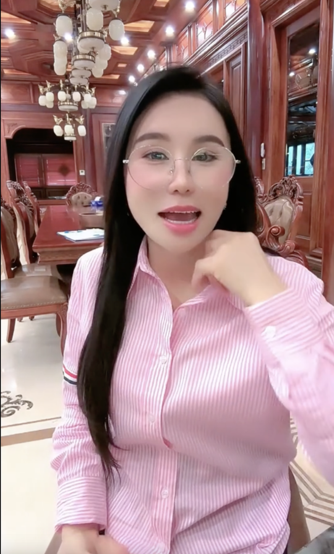 Quất đồ hiệu theo lô kiểu Mailisa: Một mẫu sơmi chốt luôn vài trăm cái, váy có tới cả nghìn chiếc- Ảnh 11. Quất đồ hiệu theo lô kiểu Mailisa: Một mẫu sơmi chốt luôn vài trăm cái, váy có tới cả nghìn chiếc- Ảnh 11.