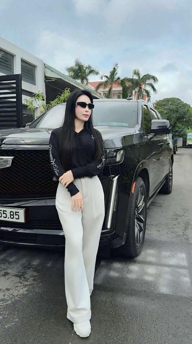 Quất đồ hiệu theo lô kiểu Mailisa: Một mẫu sơmi chốt luôn vài trăm cái, váy có tới cả nghìn chiếc- Ảnh 1. Quất đồ hiệu theo lô kiểu Mailisa: Một mẫu sơmi chốt luôn vài trăm cái, váy có tới cả nghìn chiếc- Ảnh 1.