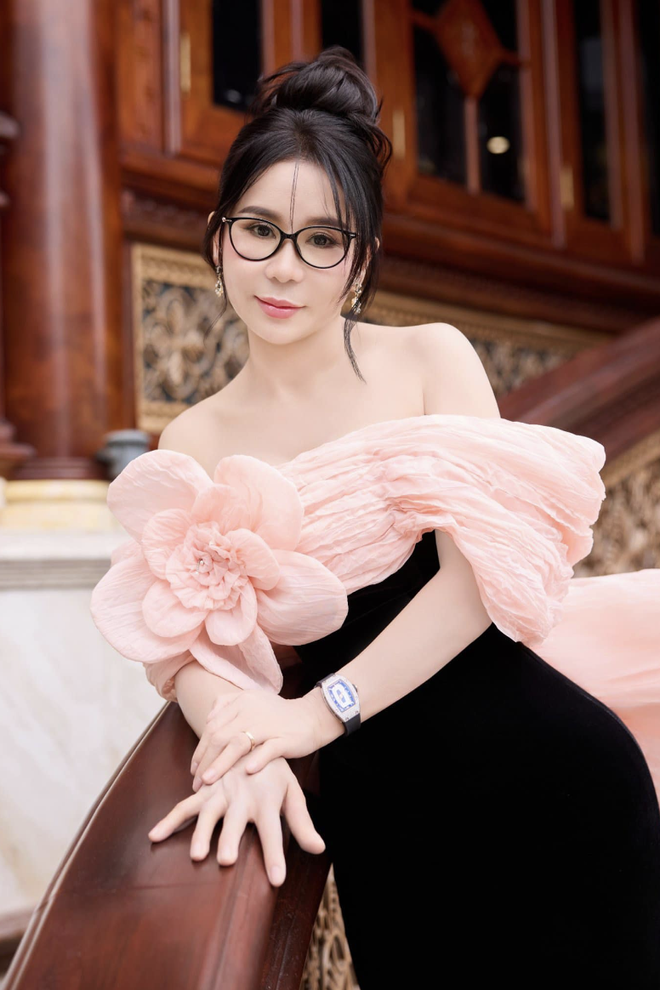 Quất đồ hiệu theo lô kiểu Mailisa: Một mẫu sơmi chốt luôn vài trăm cái, váy có tới cả nghìn chiếc- Ảnh 2. Quất đồ hiệu theo lô kiểu Mailisa: Một mẫu sơmi chốt luôn vài trăm cái, váy có tới cả nghìn chiếc- Ảnh 2.