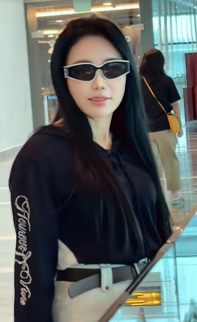 CLIP: "Tóm dính" cảnh Mailisa ở sân bay- Ảnh 1.