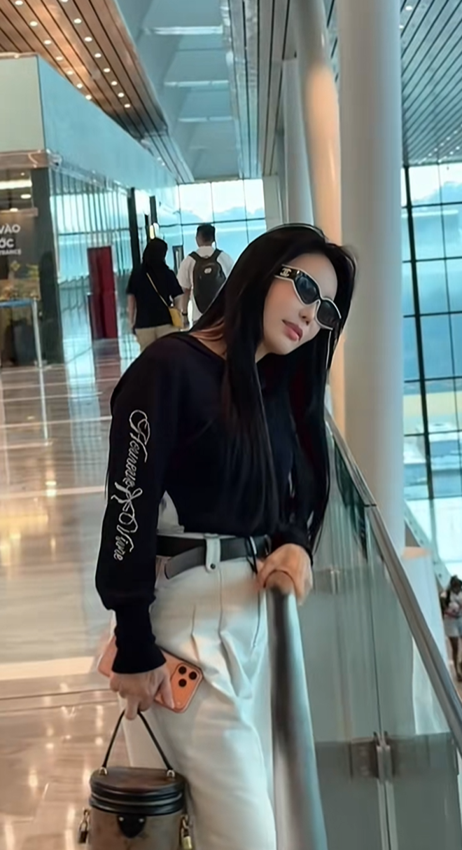 CLIP: "Tóm dính" cảnh Mailisa ở sân bay- Ảnh 2.