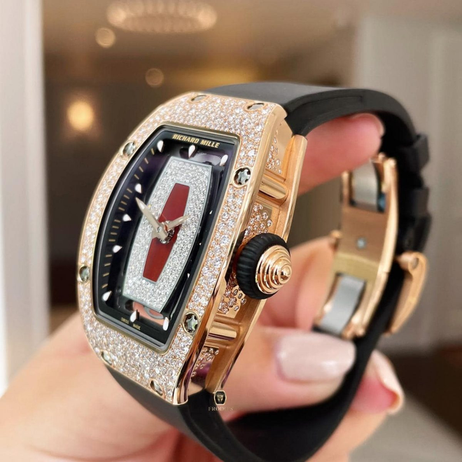 Trớ trêu: Đức Phạm và Vũ Thúy Quỳnh mang đồng hồ đôi tiền tỷ, giống quà đòi lại Diệp Lâm Anh- Ảnh 3. Trớ trêu: Đức Phạm và Vũ Thúy Quỳnh mang đồng hồ đôi tiền tỷ, giống quà đòi lại Diệp Lâm Anh- Ảnh 3.