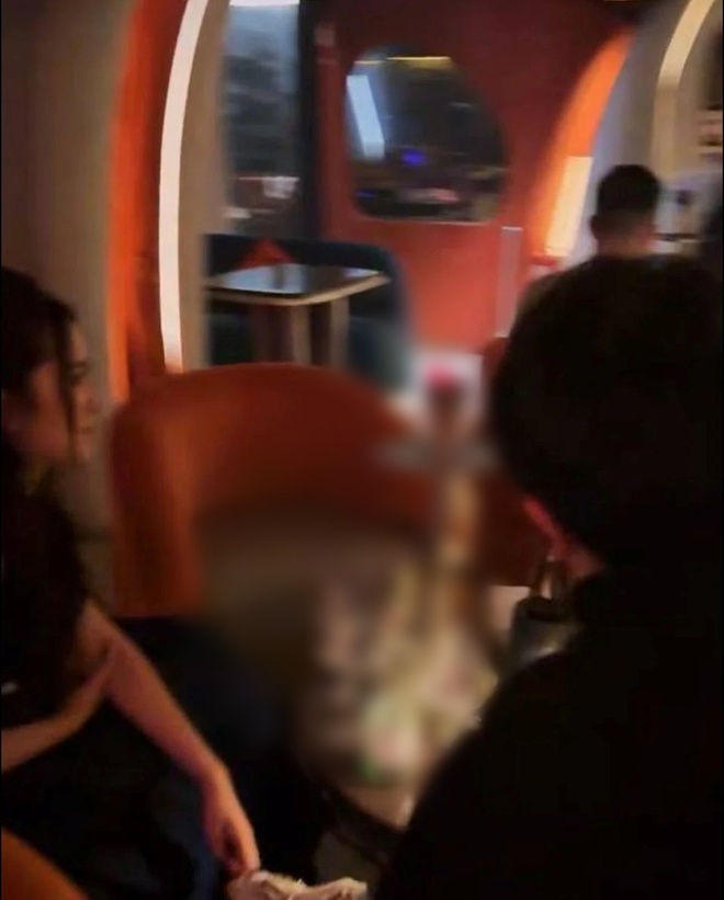 Bắt gặp "ngọc nữ" showbiz và bạn trai ngang nhiên làm trái lệnh cấm, vẻ ngoài ngây thơ hóa ra là dối trá- Ảnh 2. Bắt gặp "ngọc nữ" showbiz và bạn trai ngang nhiên làm trái lệnh cấm, vẻ ngoài ngây thơ hóa ra là dối trá- Ảnh 2.