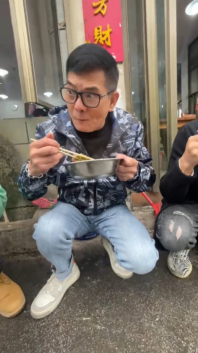 Sự hết thời của nam diễn viên phim giờ vàng: Sáng livestream ăn lẩu phân bò, tối đẩy xe bán bò viên vỉa hè- Ảnh 10. Sự hết thời của nam diễn viên phim giờ vàng: Sáng livestream ăn lẩu phân bò, tối đẩy xe bán bò viên vỉa hè- Ảnh 10.