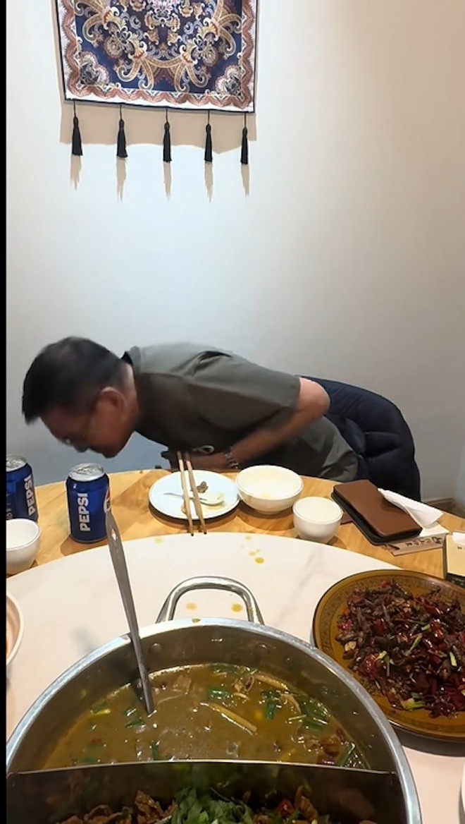 Sự hết thời của nam diễn viên phim giờ vàng: Sáng livestream ăn lẩu phân bò, tối đẩy xe bán bò viên vỉa hè- Ảnh 6. Sự hết thời của nam diễn viên phim giờ vàng: Sáng livestream ăn lẩu phân bò, tối đẩy xe bán bò viên vỉa hè- Ảnh 6.