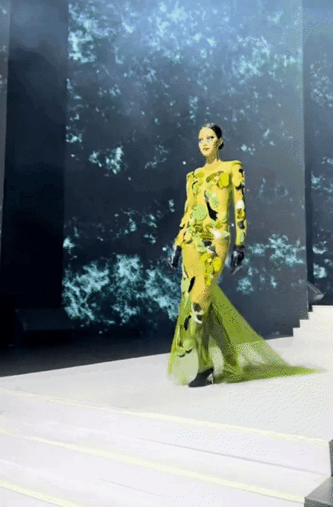 Cú ngã "triệu đô" của Quán quân Next Top Model gây bão khắp MXH, đến "báo đen" Naomi Campbell cũng thả tim tới tấp- Ảnh 2. Cú ngã "triệu đô" của Quán quân Next Top Model gây bão khắp MXH, đến "báo đen" Naomi Campbell cũng thả tim tới tấp- Ảnh 2.