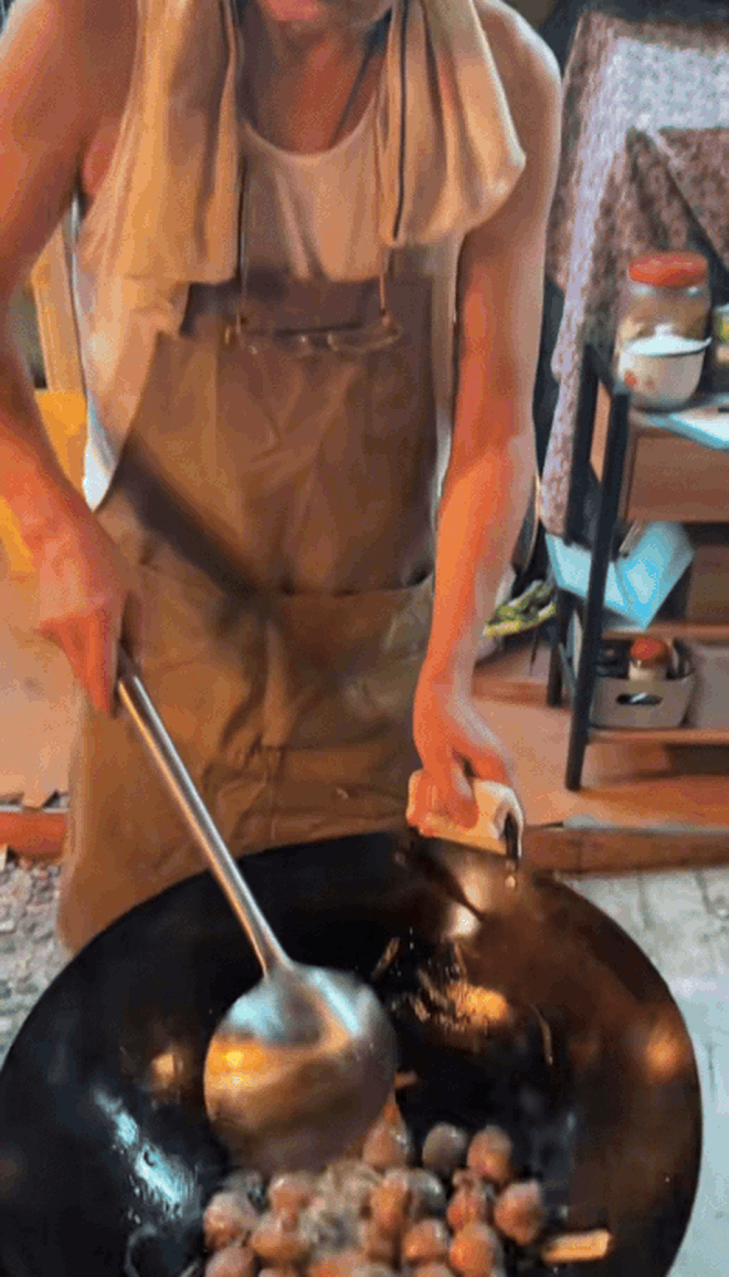 Sự hết thời của nam diễn viên phim giờ vàng: Sáng livestream ăn lẩu phân bò, tối đẩy xe bán bò viên vỉa hè- Ảnh 9. Sự hết thời của nam diễn viên phim giờ vàng: Sáng livestream ăn lẩu phân bò, tối đẩy xe bán bò viên vỉa hè- Ảnh 9.