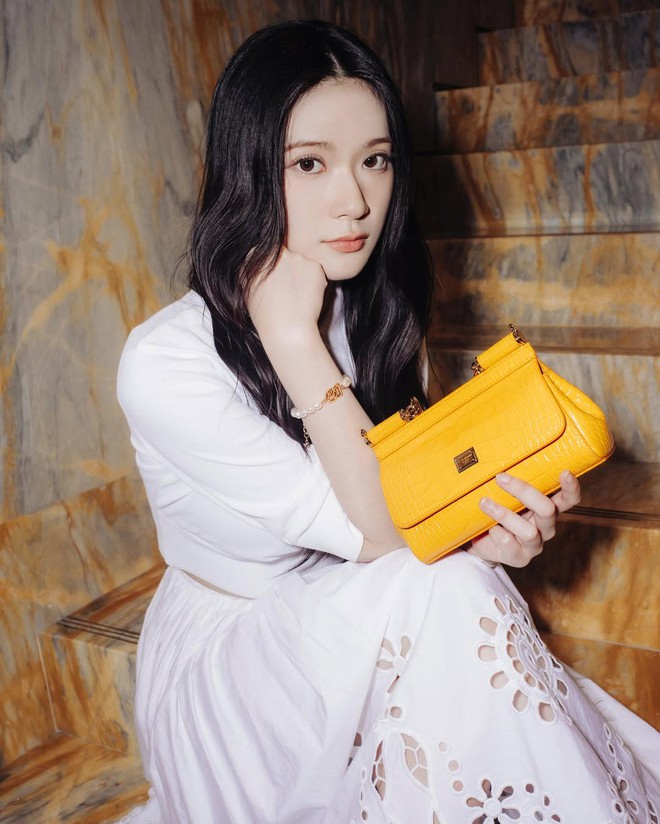 Bắt gặp "ngọc nữ" showbiz và bạn trai ngang nhiên làm trái lệnh cấm, vẻ ngoài ngây thơ hóa ra là dối trá- Ảnh 4. Bắt gặp "ngọc nữ" showbiz và bạn trai ngang nhiên làm trái lệnh cấm, vẻ ngoài ngây thơ hóa ra là dối trá- Ảnh 4.