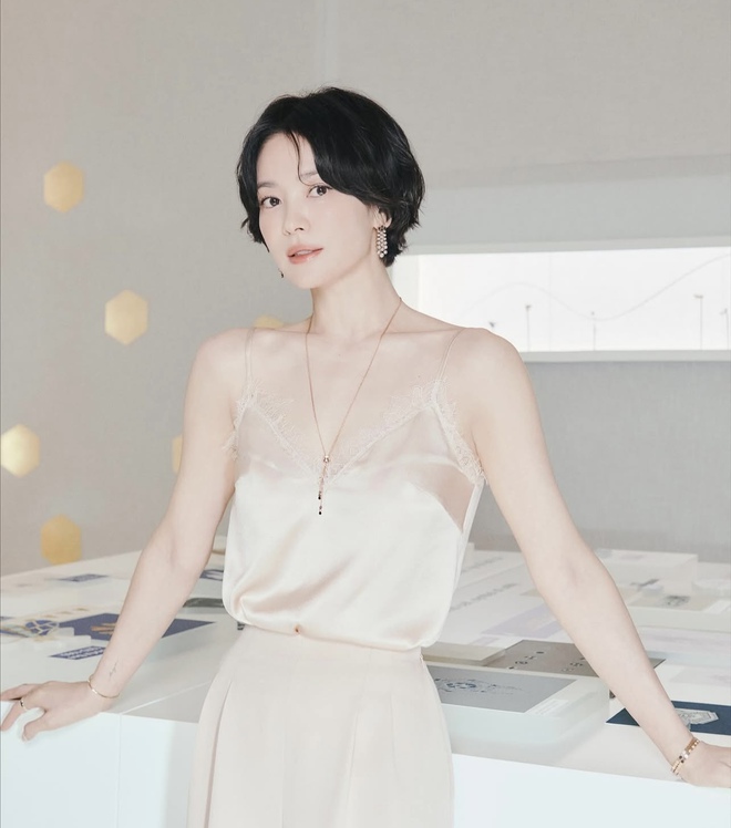 Hoá ra Song Hye Kyo làm tomboy đẹp thế này- Ảnh 7. Hoá ra Song Hye Kyo làm tomboy đẹp thế này- Ảnh 7.