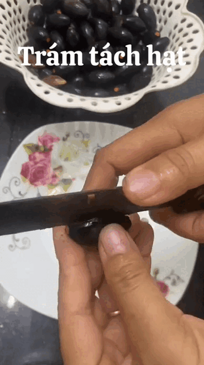 Loại quả "đen như than, đắt như thịt" nhưng nườm nượp người mua, bán đầy rẫy ở chợ Việt- Ảnh 2. Loại quả "đen như than, đắt như thịt" nhưng nườm nượp người mua, bán đầy rẫy ở chợ Việt- Ảnh 2.