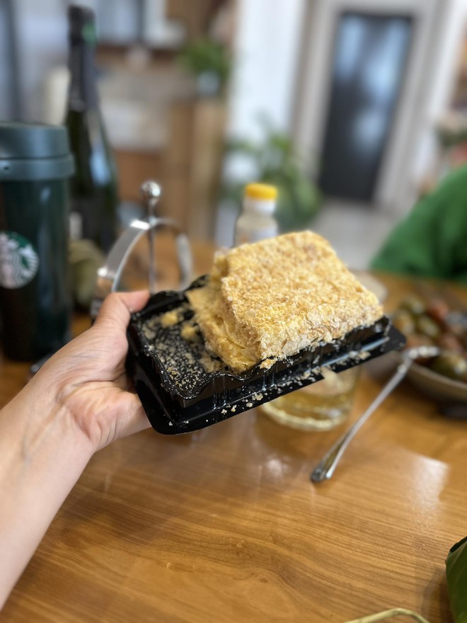 Chiếc bánh 85.000 khiến 2000 người "chầu chực" chờ mua ở Hà Nội- Ảnh 3. Chiếc bánh 85.000 khiến 2000 người "chầu chực" chờ mua ở Hà Nội- Ảnh 3.