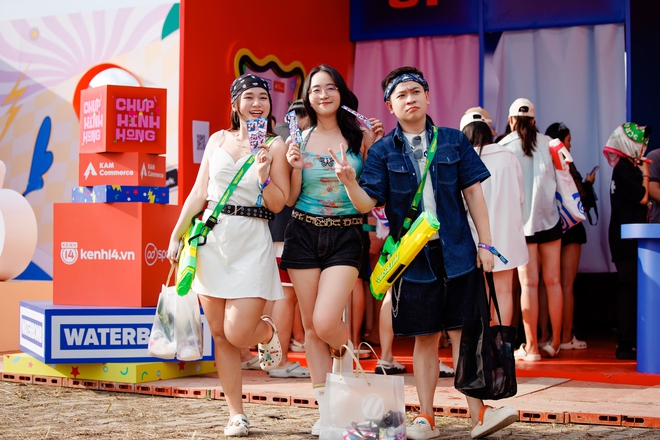 Bí kíp 'làm giàu' kỷ niệm tại WATERBOMB: Check-in KAM Booth, ảnh đẹp lấy ngay và phần thưởng giá trị không thể bỏ lỡ!- Ảnh 3. Bí kíp 'làm giàu' kỷ niệm tại WATERBOMB: Check-in KAM Booth, ảnh đẹp lấy ngay và phần thưởng giá trị không thể bỏ lỡ!- Ảnh 3.