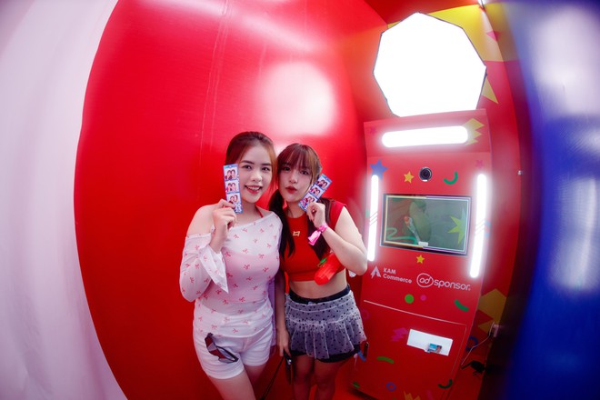 Bí kíp 'làm giàu' kỷ niệm tại WATERBOMB: Check-in KAM Booth, ảnh đẹp lấy ngay và phần thưởng giá trị không thể bỏ lỡ!- Ảnh 13. Bí kíp 'làm giàu' kỷ niệm tại WATERBOMB: Check-in KAM Booth, ảnh đẹp lấy ngay và phần thưởng giá trị không thể bỏ lỡ!- Ảnh 13.