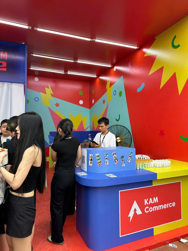 Bí kíp 'làm giàu' kỷ niệm tại WATERBOMB: Check-in KAM Booth, ảnh đẹp lấy ngay và phần thưởng giá trị không thể bỏ lỡ!- Ảnh 6. Bí kíp 'làm giàu' kỷ niệm tại WATERBOMB: Check-in KAM Booth, ảnh đẹp lấy ngay và phần thưởng giá trị không thể bỏ lỡ!- Ảnh 6.