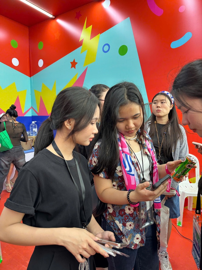 Bí kíp 'làm giàu' kỷ niệm tại WATERBOMB: Check-in KAM Booth, ảnh đẹp lấy ngay và phần thưởng giá trị không thể bỏ lỡ!- Ảnh 8. Bí kíp 'làm giàu' kỷ niệm tại WATERBOMB: Check-in KAM Booth, ảnh đẹp lấy ngay và phần thưởng giá trị không thể bỏ lỡ!- Ảnh 8.