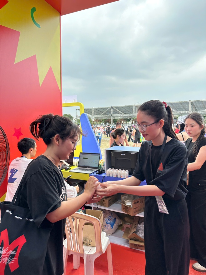 Bí kíp 'làm giàu' kỷ niệm tại WATERBOMB: Check-in KAM Booth, ảnh đẹp lấy ngay và phần thưởng giá trị không thể bỏ lỡ!- Ảnh 9. Bí kíp 'làm giàu' kỷ niệm tại WATERBOMB: Check-in KAM Booth, ảnh đẹp lấy ngay và phần thưởng giá trị không thể bỏ lỡ!- Ảnh 9.
