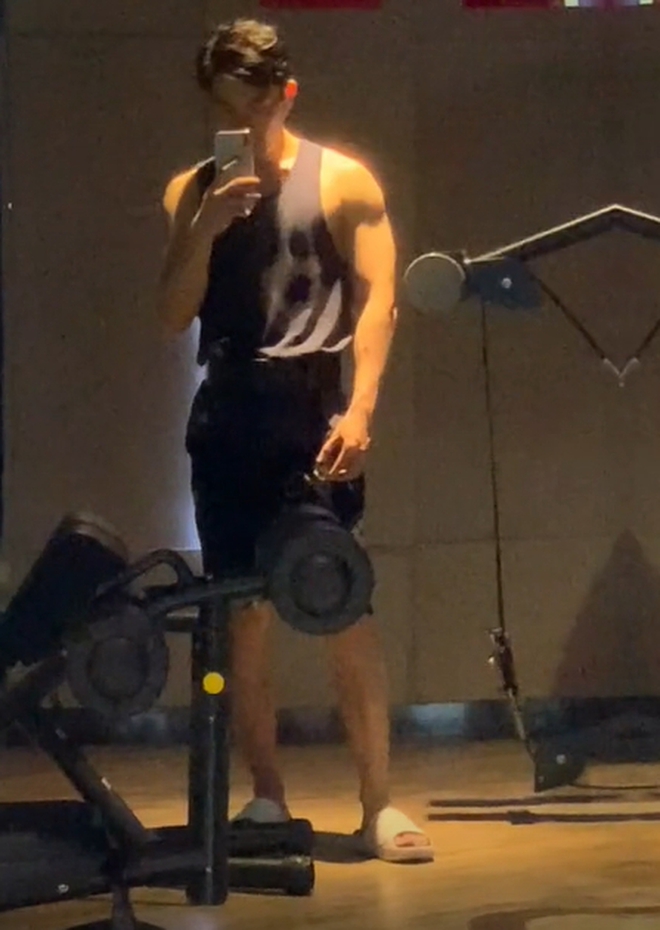 Giảng viên Học viện Kinh tế đối ngoại đẹp tựa nam thần, hát hay như ca sĩ, xem 100 lần vẫn chưa thấy đủ- Ảnh 13.