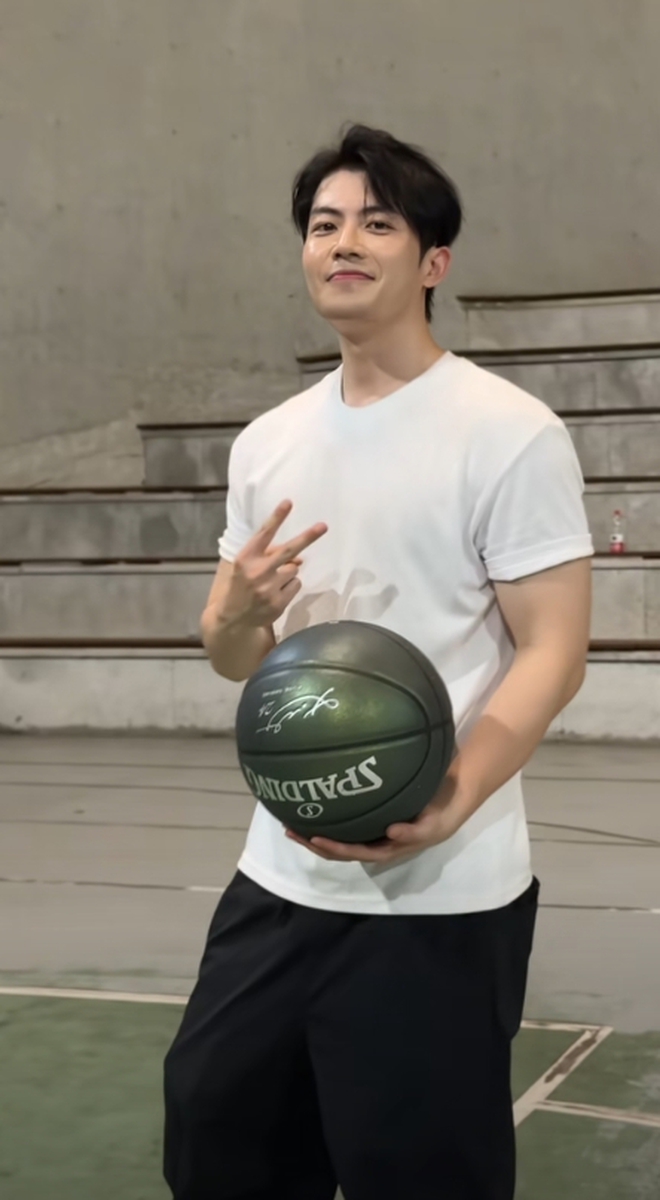 Giảng viên Học viện Kinh tế đối ngoại đẹp tựa nam thần, hát hay như ca sĩ, xem 100 lần vẫn chưa thấy đủ- Ảnh 14.