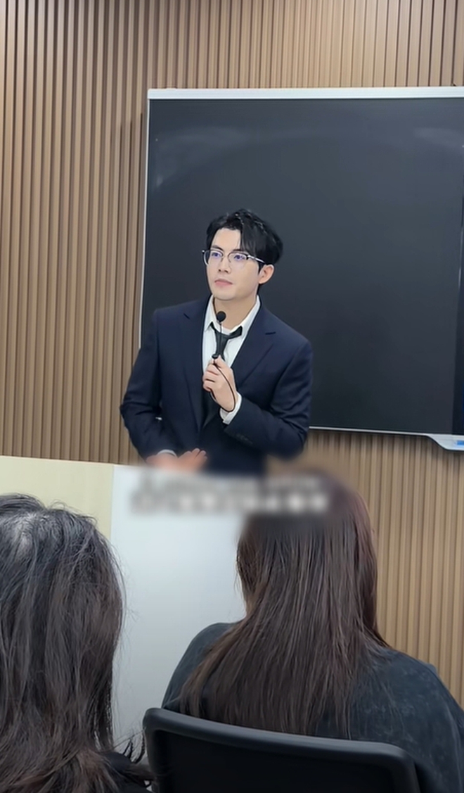 Giảng viên Học viện Kinh tế đối ngoại đẹp tựa nam thần, hát hay như ca sĩ, xem 100 lần vẫn chưa thấy đủ- Ảnh 3.