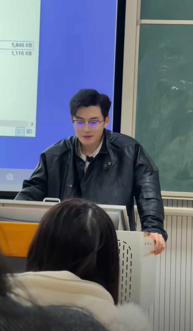 Giảng viên Học viện Kinh tế đối ngoại đẹp tựa nam thần, hát hay như ca sĩ, xem 100 lần vẫn chưa thấy đủ- Ảnh 10.