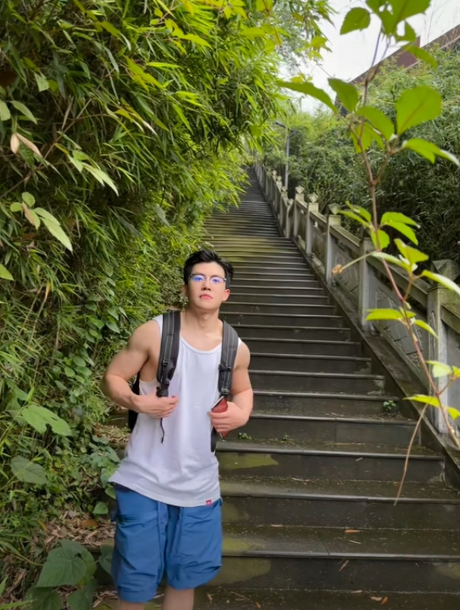 Giảng viên Học viện Kinh tế đối ngoại đẹp tựa nam thần, hát hay như ca sĩ, xem 100 lần vẫn chưa thấy đủ- Ảnh 15.