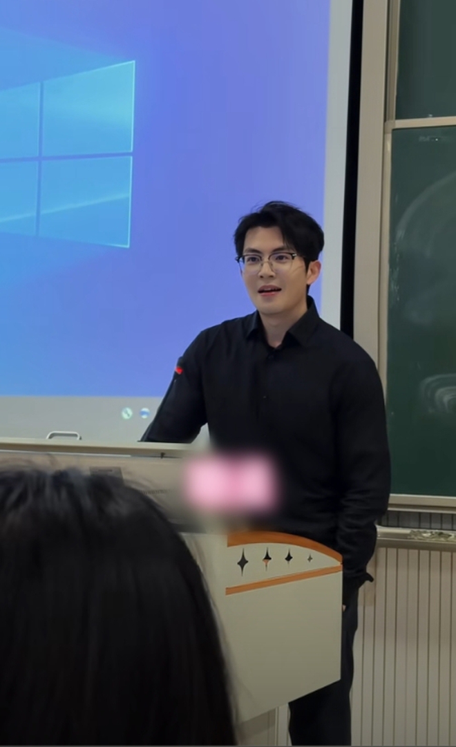 Giảng viên Học viện Kinh tế đối ngoại đẹp tựa nam thần, hát hay như ca sĩ, xem 100 lần vẫn chưa thấy đủ- Ảnh 9.