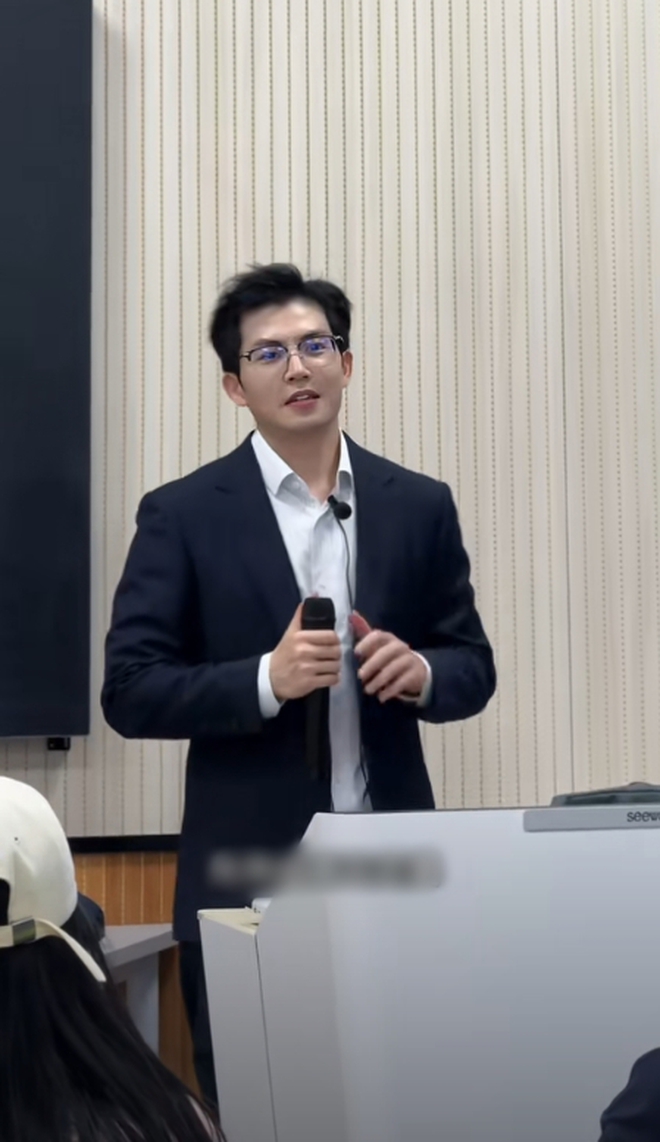 Giảng viên Học viện Kinh tế đối ngoại đẹp tựa nam thần, hát hay như ca sĩ, xem 100 lần vẫn chưa thấy đủ- Ảnh 8.