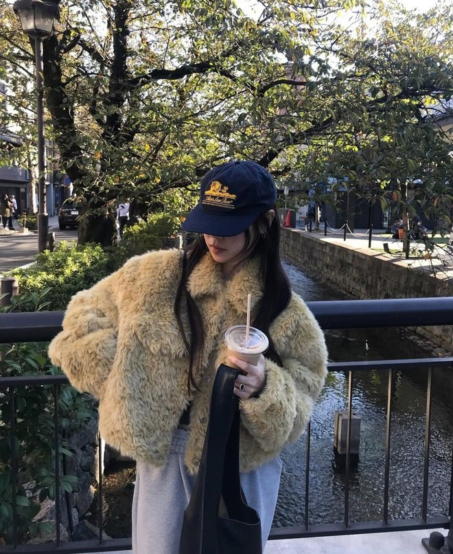 5 mẫu áo khoác "đốn tim" gái Hàn: Ấm áp, sành điệu, phối cùng quần jeans hay chân váy đều hợp- Ảnh 24.
