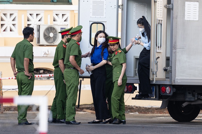 Hằng Du Mục và Quang Linh Vlogs tại tòa sáng nay, người thân xuất hiện từ sớm- Ảnh 3.