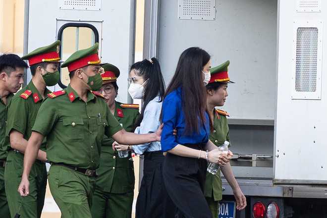 Hằng Du Mục và Quang Linh Vlogs tại tòa sáng nay, người thân xuất hiện từ sớm- Ảnh 4.