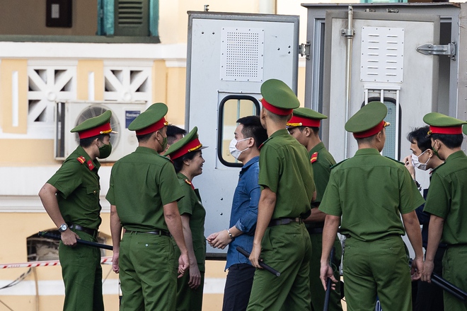 Hằng Du Mục và Quang Linh Vlogs tại tòa sáng nay, người thân xuất hiện từ sớm- Ảnh 5.