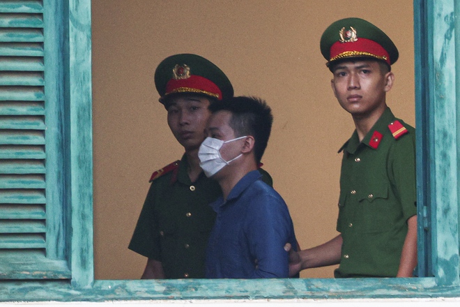 Hằng Du Mục và Quang Linh Vlogs tại tòa sáng nay, người thân xuất hiện từ sớm- Ảnh 6.