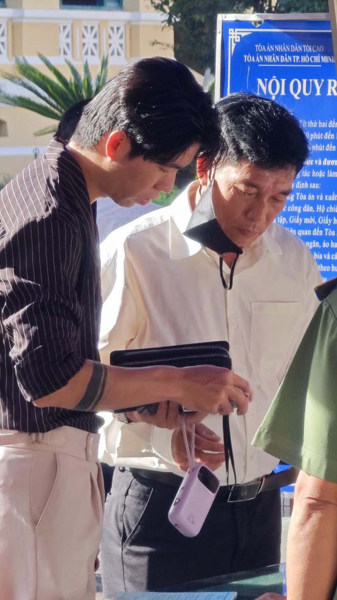 Hằng Du Mục và Quang Linh Vlogs tại tòa sáng nay, người thân xuất hiện từ sớm- Ảnh 8.