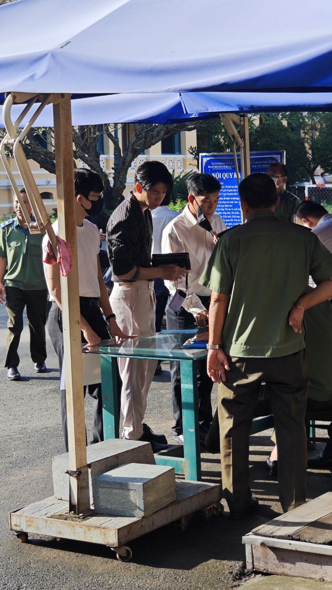 Hằng Du Mục và Quang Linh Vlogs tại tòa sáng nay, người thân xuất hiện từ sớm- Ảnh 9.