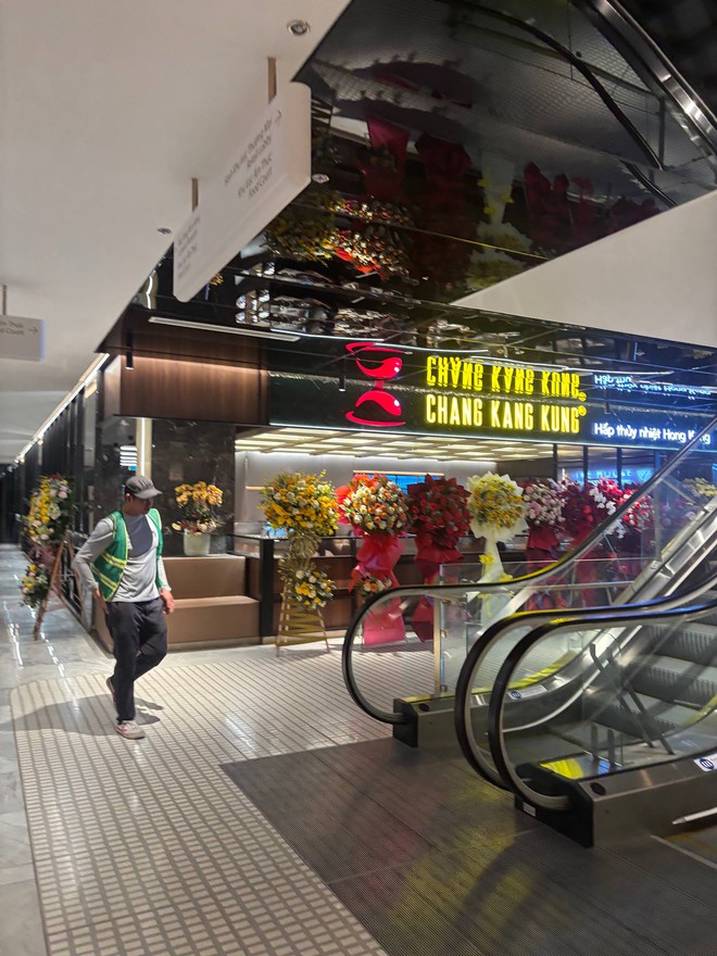 Xuất hiện chiếc thang cuốn khiến giới trẻ TP.HCM phát cuồng: View tiền tỷ, hoàn toàn miễn phí tham quan- Ảnh 11. Xuất hiện chiếc thang cuốn khiến giới trẻ TP.HCM phát cuồng: View tiền tỷ, hoàn toàn miễn phí tham quan- Ảnh 11.