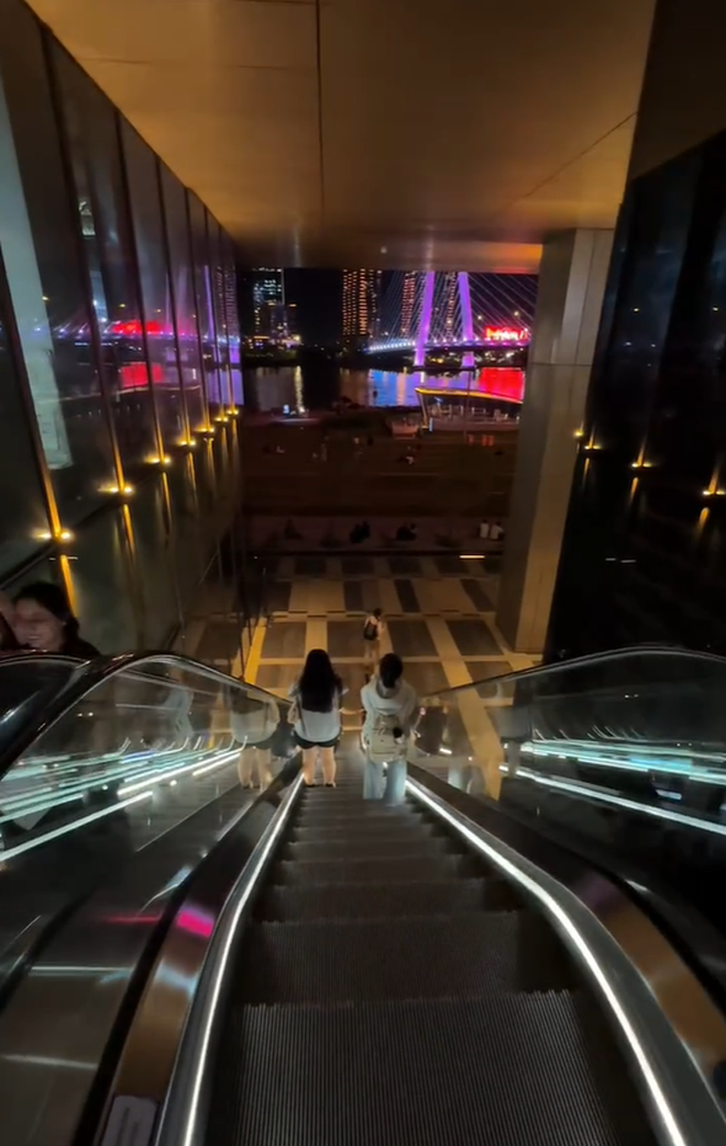 Xuất hiện chiếc thang cuốn khiến giới trẻ TP.HCM phát cuồng: View tiền tỷ, hoàn toàn miễn phí tham quan- Ảnh 5. Xuất hiện chiếc thang cuốn khiến giới trẻ TP.HCM phát cuồng: View tiền tỷ, hoàn toàn miễn phí tham quan- Ảnh 5.
