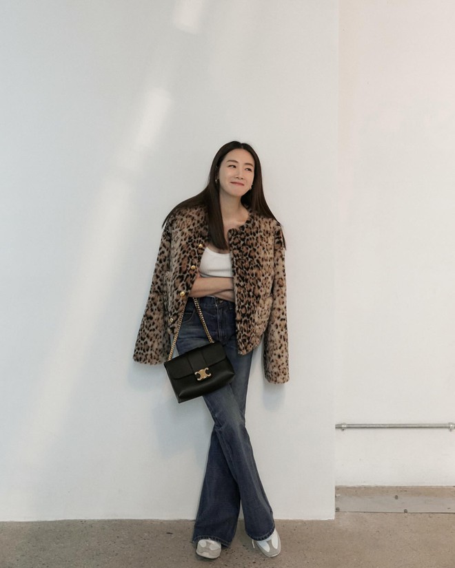 Phụ nữ 40+ sành điệu sẽ không mặc quần quá rộng mà ưu tiên kiểu quần thanh lịch, tôn dáng này- Ảnh 4. Phụ nữ 40+ sành điệu sẽ không mặc quần quá rộng mà ưu tiên kiểu quần thanh lịch, tôn dáng này- Ảnh 4.