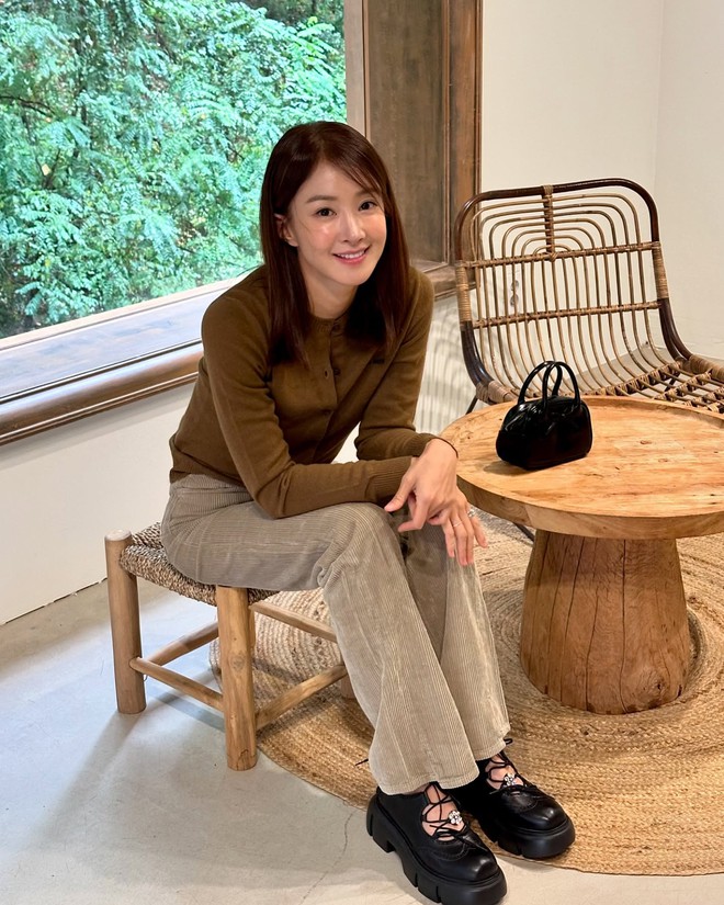 Phụ nữ 40+ sành điệu sẽ không mặc quần quá rộng mà ưu tiên kiểu quần thanh lịch, tôn dáng này- Ảnh 2. Phụ nữ 40+ sành điệu sẽ không mặc quần quá rộng mà ưu tiên kiểu quần thanh lịch, tôn dáng này- Ảnh 2.