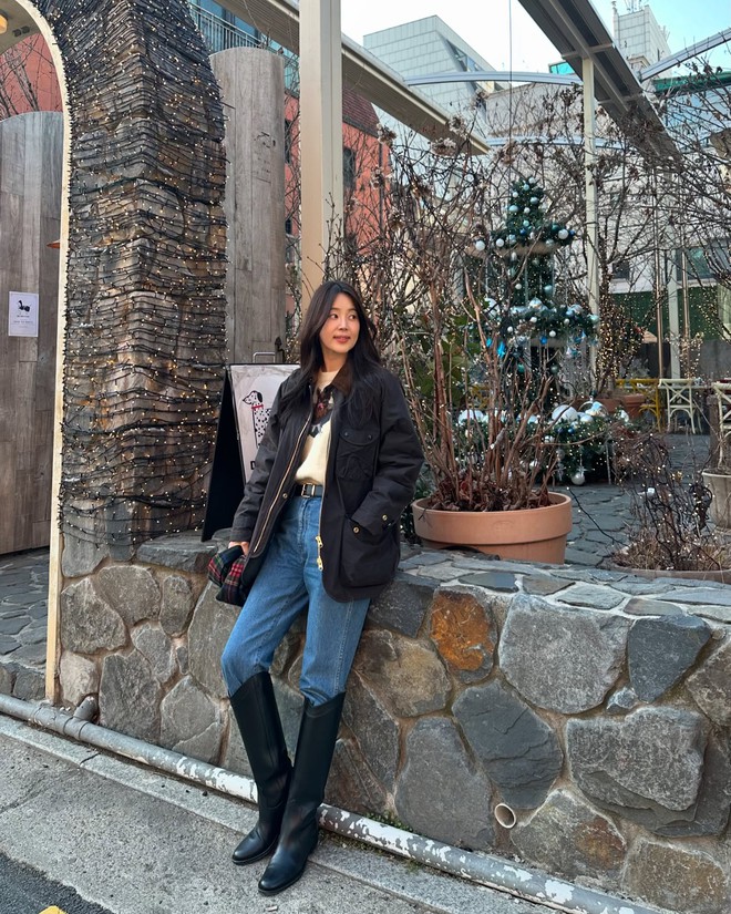 Phụ nữ 40+ sành điệu sẽ không mặc quần quá rộng mà ưu tiên kiểu quần thanh lịch, tôn dáng này- Ảnh 1. Phụ nữ 40+ sành điệu sẽ không mặc quần quá rộng mà ưu tiên kiểu quần thanh lịch, tôn dáng này- Ảnh 1.