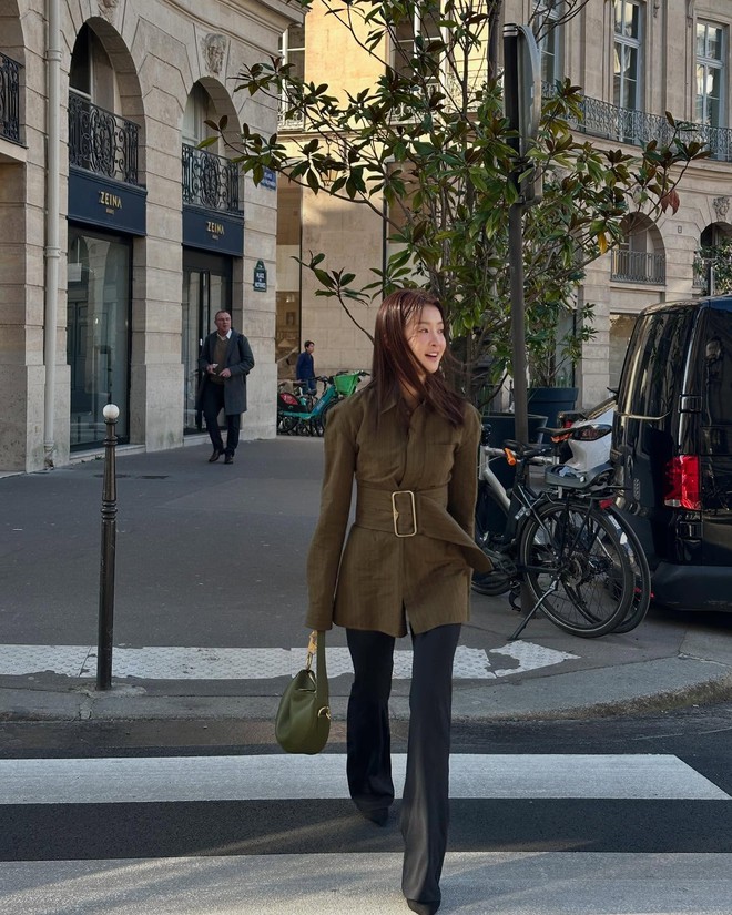 Phụ nữ 40+ sành điệu sẽ không mặc quần quá rộng mà ưu tiên kiểu quần thanh lịch, tôn dáng này- Ảnh 5. Phụ nữ 40+ sành điệu sẽ không mặc quần quá rộng mà ưu tiên kiểu quần thanh lịch, tôn dáng này- Ảnh 5.