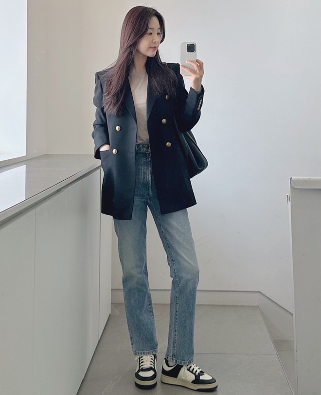 Phụ nữ 40+ sành điệu sẽ không mặc quần quá rộng mà ưu tiên kiểu quần thanh lịch, tôn dáng này- Ảnh 7. Phụ nữ 40+ sành điệu sẽ không mặc quần quá rộng mà ưu tiên kiểu quần thanh lịch, tôn dáng này- Ảnh 7.