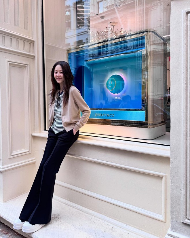 Phụ nữ 40+ sành điệu sẽ không mặc quần quá rộng mà ưu tiên kiểu quần thanh lịch, tôn dáng này- Ảnh 8. Phụ nữ 40+ sành điệu sẽ không mặc quần quá rộng mà ưu tiên kiểu quần thanh lịch, tôn dáng này- Ảnh 8.