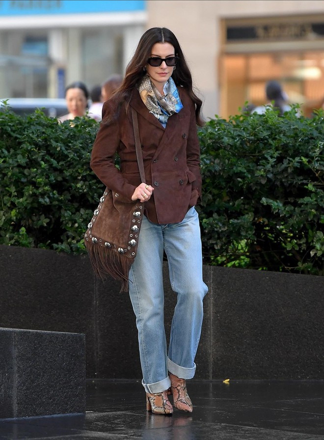 Đẳng cấp thời trang mùa đông của Anne Hathaway: Lên đồ sang trọng với toàn những item cơ bản nhất- Ảnh 3. Đẳng cấp thời trang mùa đông của Anne Hathaway: Lên đồ sang trọng với toàn những item cơ bản nhất- Ảnh 3.