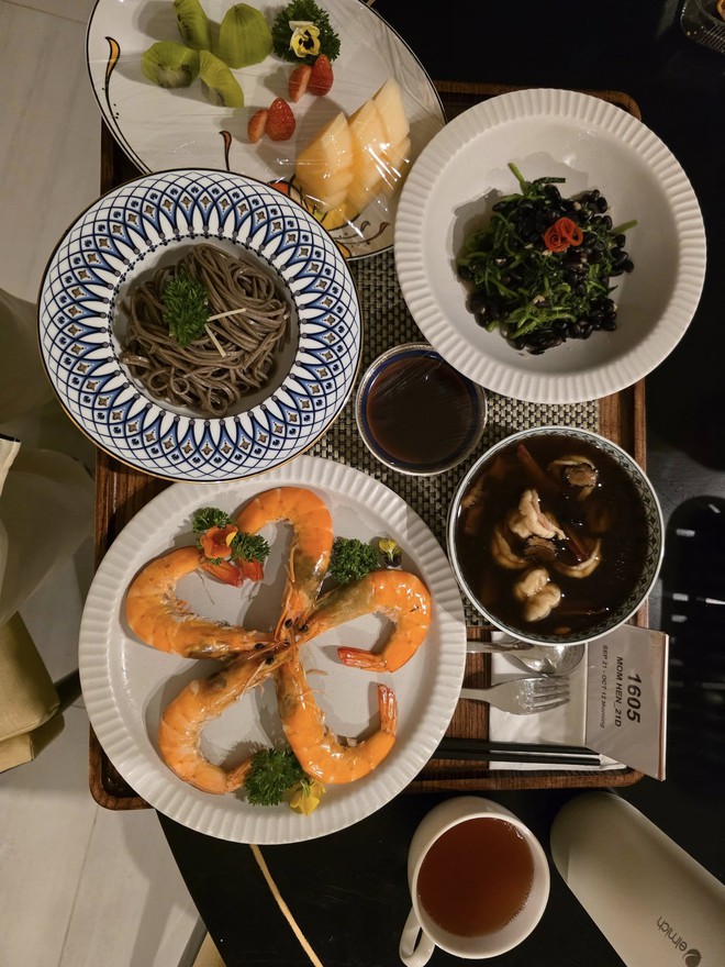 Bữa cơm đậm mùi tiền của H'Hen Niê- Ảnh 8. Bữa cơm đậm mùi tiền của H'Hen Niê- Ảnh 8.