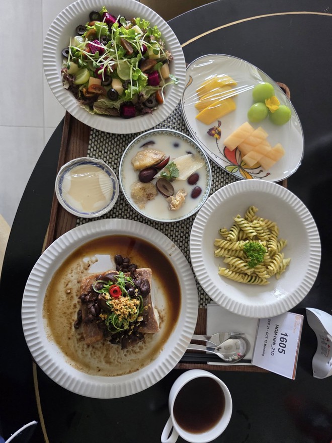 Bữa cơm đậm mùi tiền của H'Hen Niê- Ảnh 7. Bữa cơm đậm mùi tiền của H'Hen Niê- Ảnh 7.