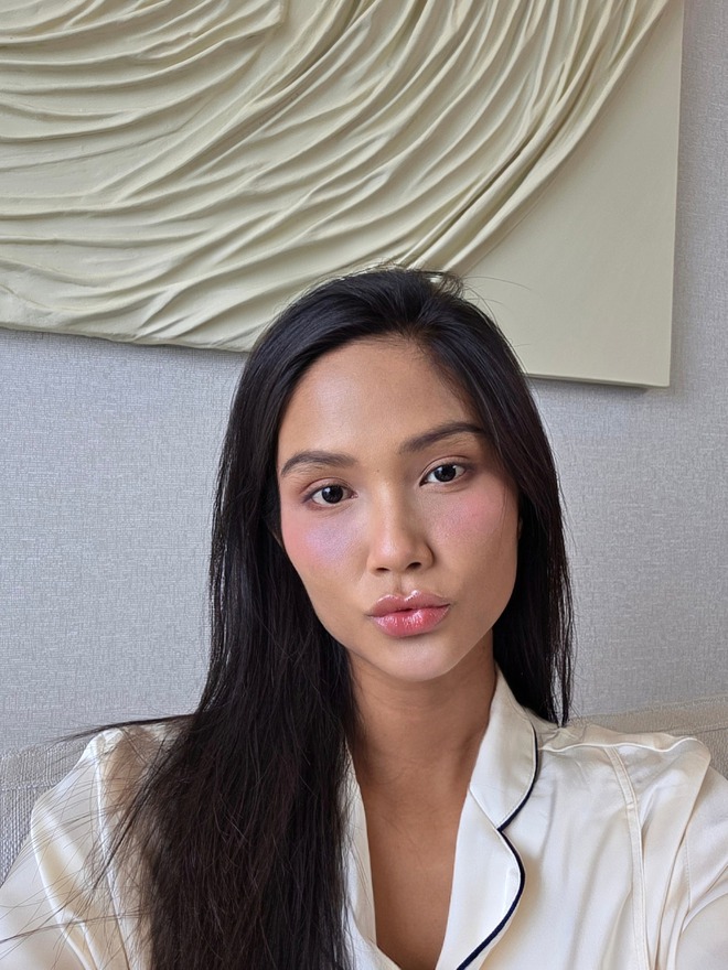 Bữa cơm đậm mùi tiền của H'Hen Niê- Ảnh 1. Bữa cơm đậm mùi tiền của H'Hen Niê- Ảnh 1.