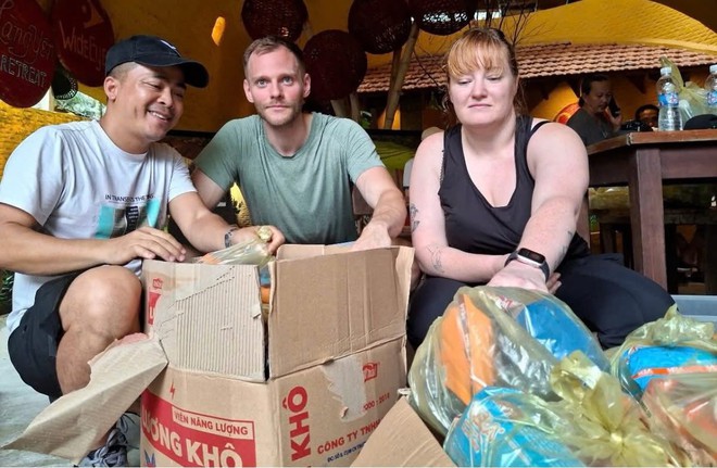 Khách Tây đi chân trần, xắn quần dọn lũ cùng dân Hội An- Ảnh 4.