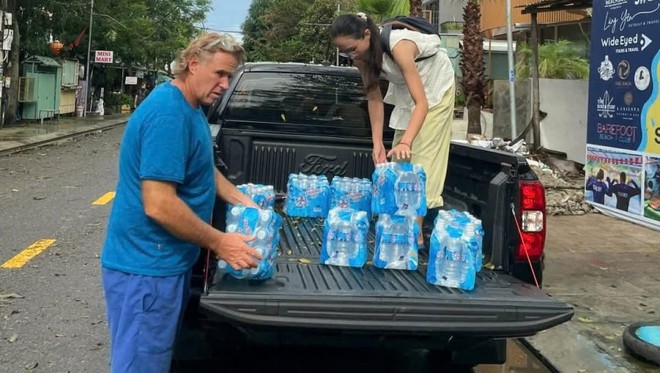 Khách Tây đi chân trần, xắn quần dọn lũ cùng dân Hội An- Ảnh 5.